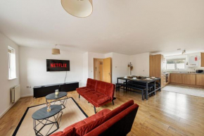 Spacious Heathrow 2-Bed with Central London Access - Free Parking